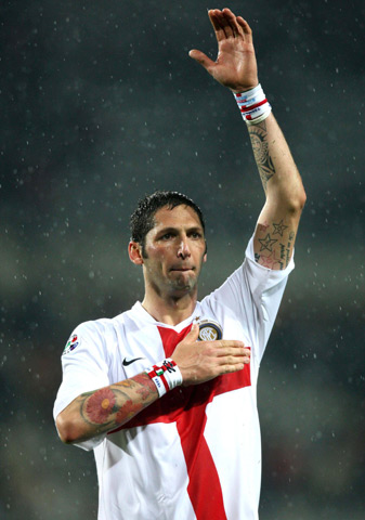 4-0横扫！意甲榜首易主，国米挤掉米兰，法布雷加斯惨败（4-0大胜！意甲领头羊易位，国米力压米兰，法布雷加斯遭惨败）