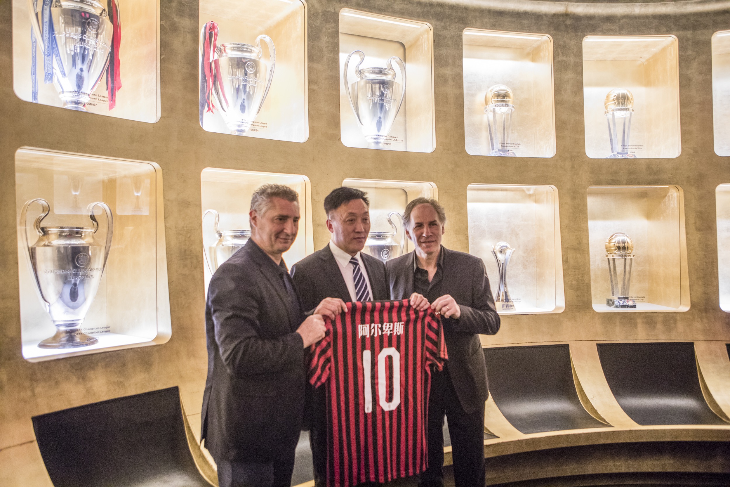 迪米特列夫斯基：瓦伦上赛季卡我出场数，少上一场少付30万（迪米特列夫斯基：瓦伦故意压缩我出场次数，少踢一场就能省30万）