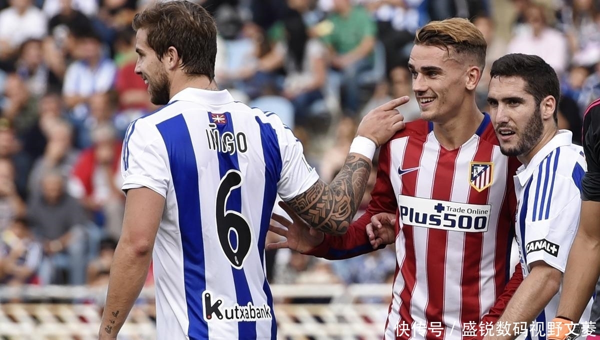 每体：两名巴萨球迷因向切尔西球迷看台投掷杂物被拘留（每体：向切尔西球迷看台掷物，两名巴萨球迷被警方带走）