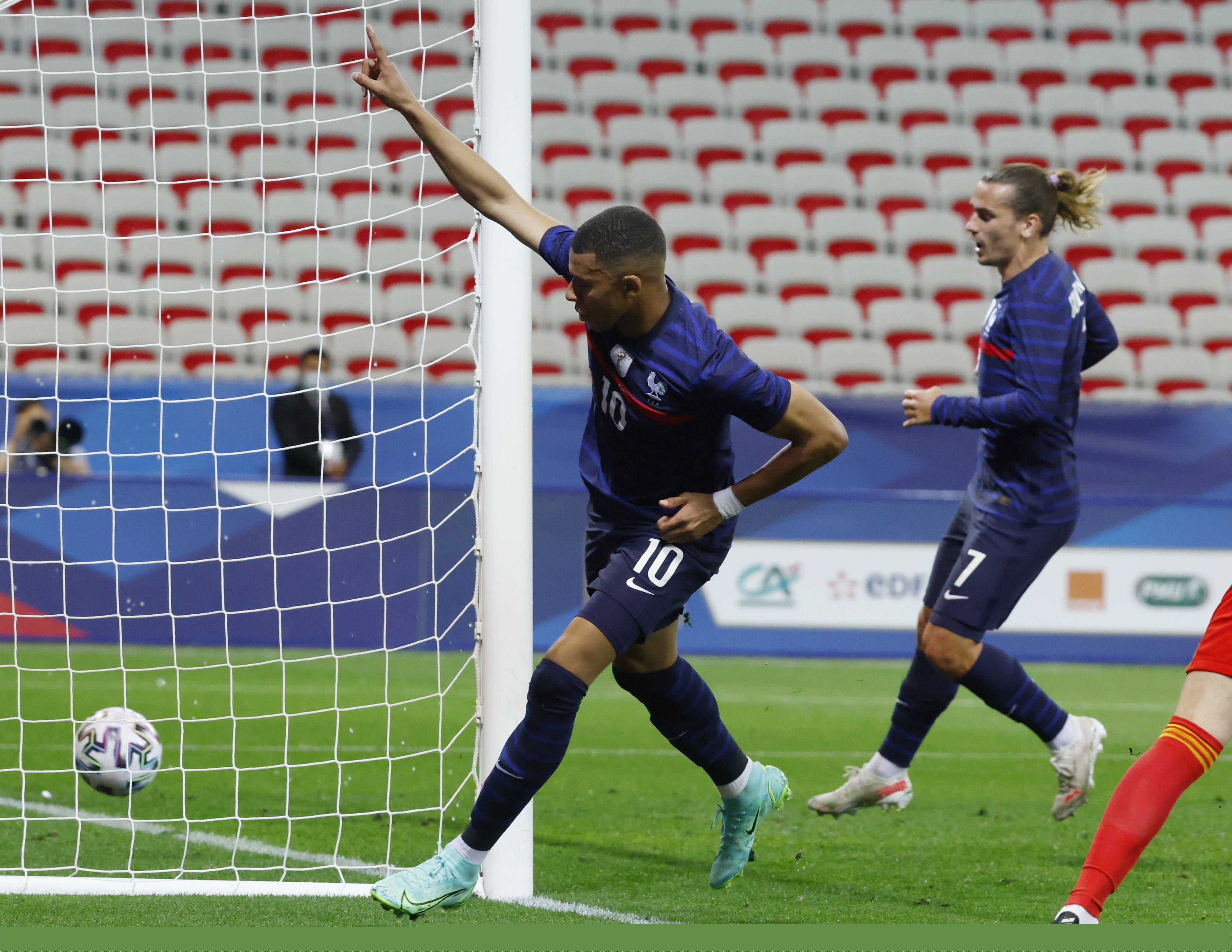 都体：AC米兰多次现场考察昂热18岁前锋谢里夫（都灵体育报：AC米兰多次到场考察昂热18岁锋线新星谢里夫）