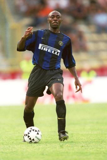 欧冠半场：克瑙夫打破僵局，法兰克福1-0巴塞罗那（欧冠半场战报：克瑙夫先开纪录，法兰克福暂1-0领先巴萨）